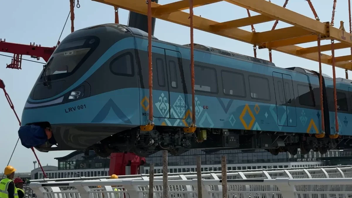CTS показала первый поднятый состав LRT