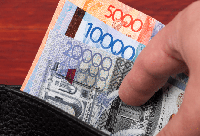 Зарплата некоторых казахстанцев вырастет на 50% уже с сентября