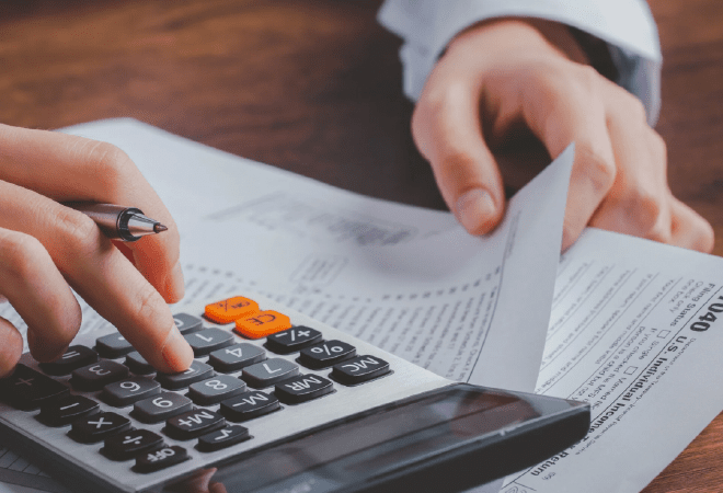 Кому запретят работать на «упрощенке» с 2026 года, рассказал Жумангарин