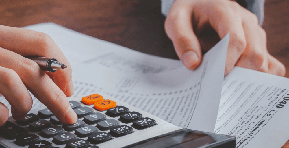 Кому запретят работать на «упрощенке» с 2026 года, рассказал Жумангарин