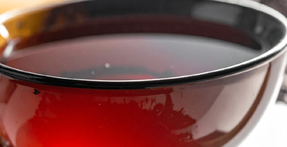 Риски для здоровья и подпольное фасование: что стоит за скандалом с чёрным чаем