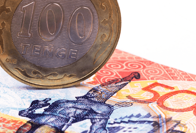 Разговоры о резкой девальвации тенге до 1500 за доллар прокомментировали в Нацбанке