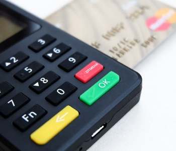 Обьем безналичных операций  вырос до 85%, но теневая экономика не исчезла