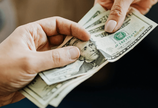 Доллар арзандаған қаңтар айында халық көкқағазды екі есе аз сатып алған