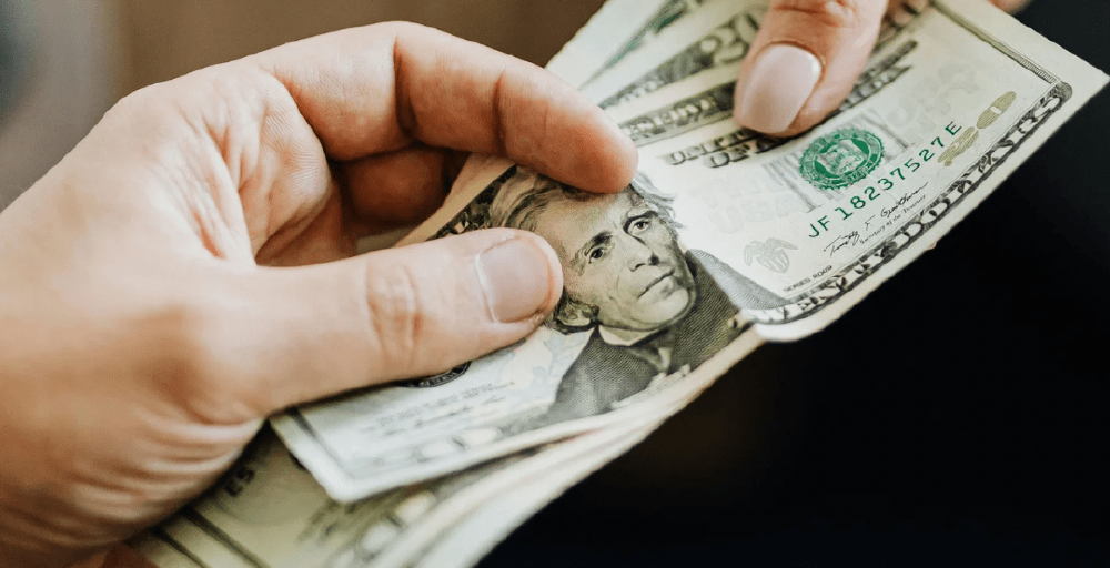 Доллар арзандаған қаңтар айында халық көкқағазды екі есе аз сатып алған