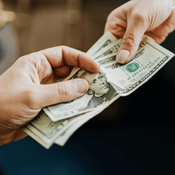 Доллар арзандаған қаңтар айында халық көкқағазды екі есе аз сатып алған