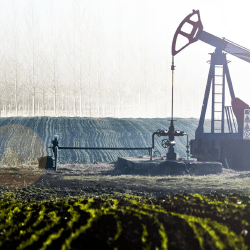 Цены на нефть впервые с 2022 года превысили $100 за баррель