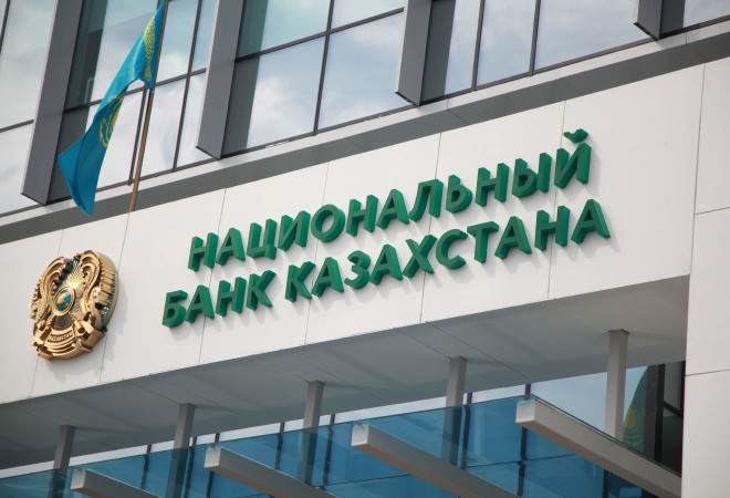 Казахстанцы стали чаще платить картами, несмотря на сокращение их количества