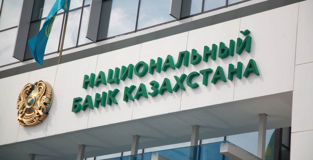 Казахстанцы стали чаще платить картами, несмотря на сокращение их количества