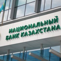 Казахстанцы стали чаще платить картами, несмотря на сокращение их количества