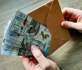 &laquo;Конверттегі&raquo; жалақы қазақстандықтарды қандай кепілдіктерден айырады?